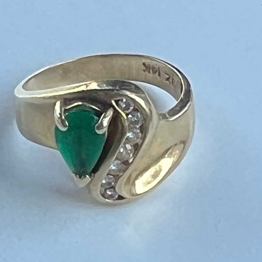 Elegant Gold and Green Gemstone Ring